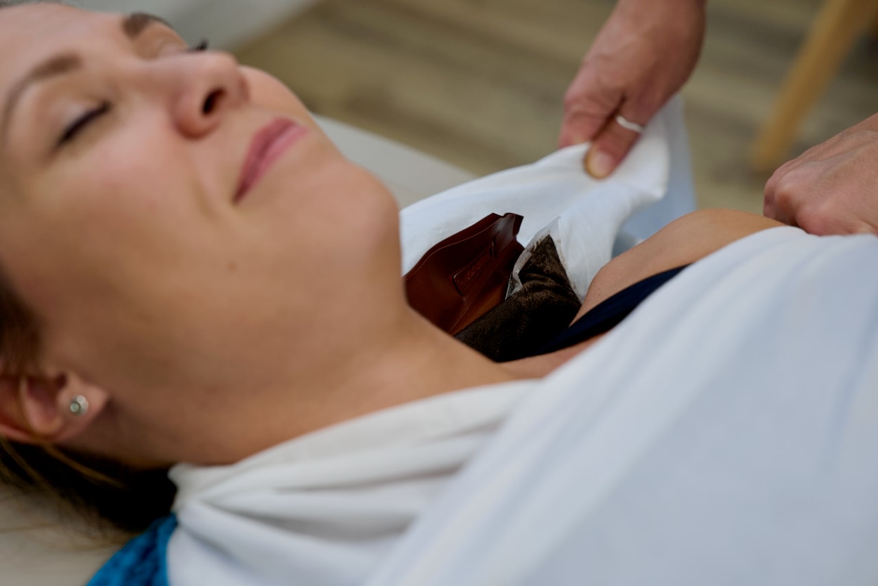 Patientin liegt in Rückenlage in einer Warmpackung (Fango) im Rahmen der physiotherapeutischen Behandlung der HWS und BWS in Köln-Flittard