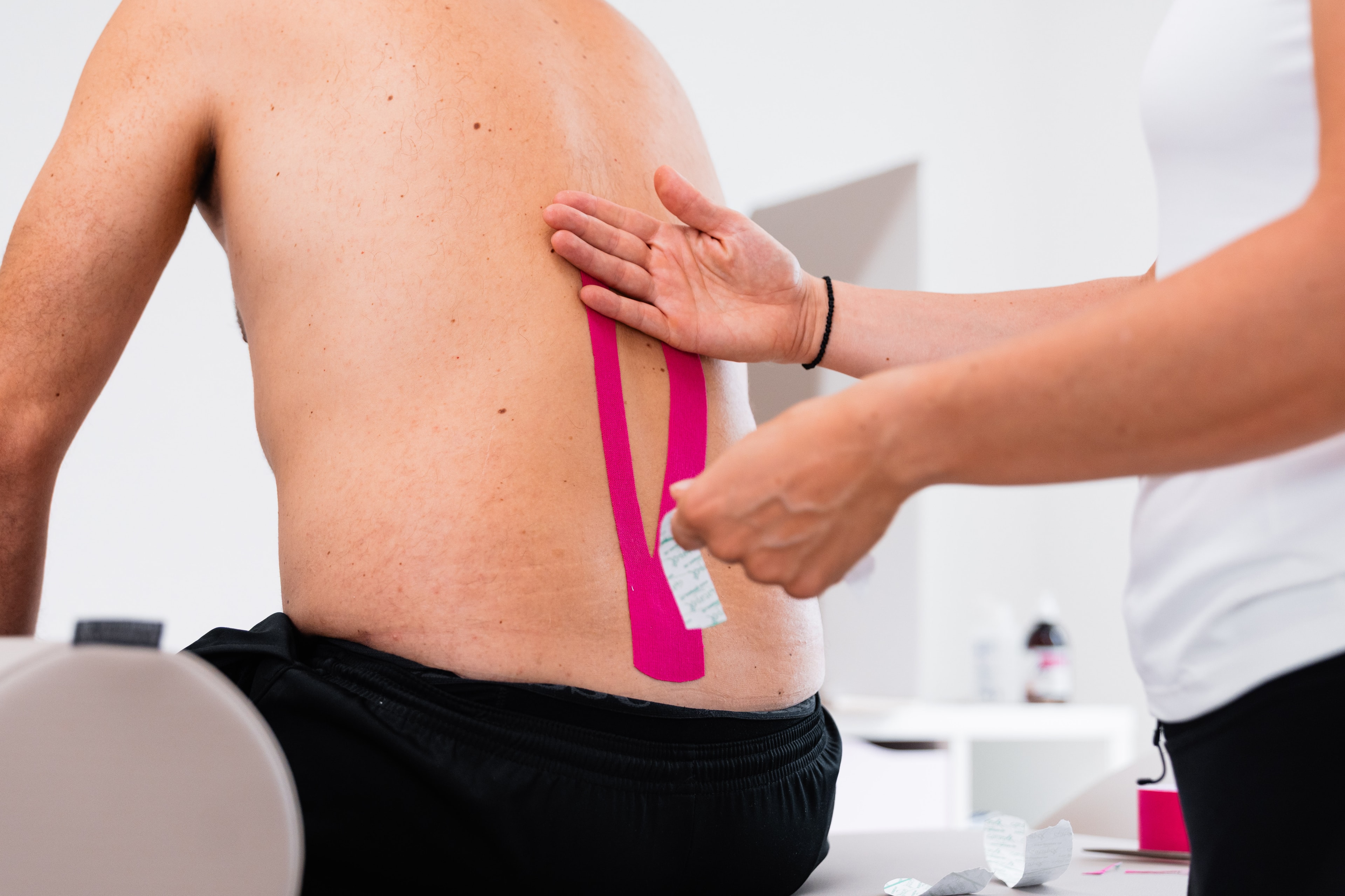 Angelegtes Kinesiotape zur Entlastung von Muskulatur und Gelenkstrukturen während der Bewegung