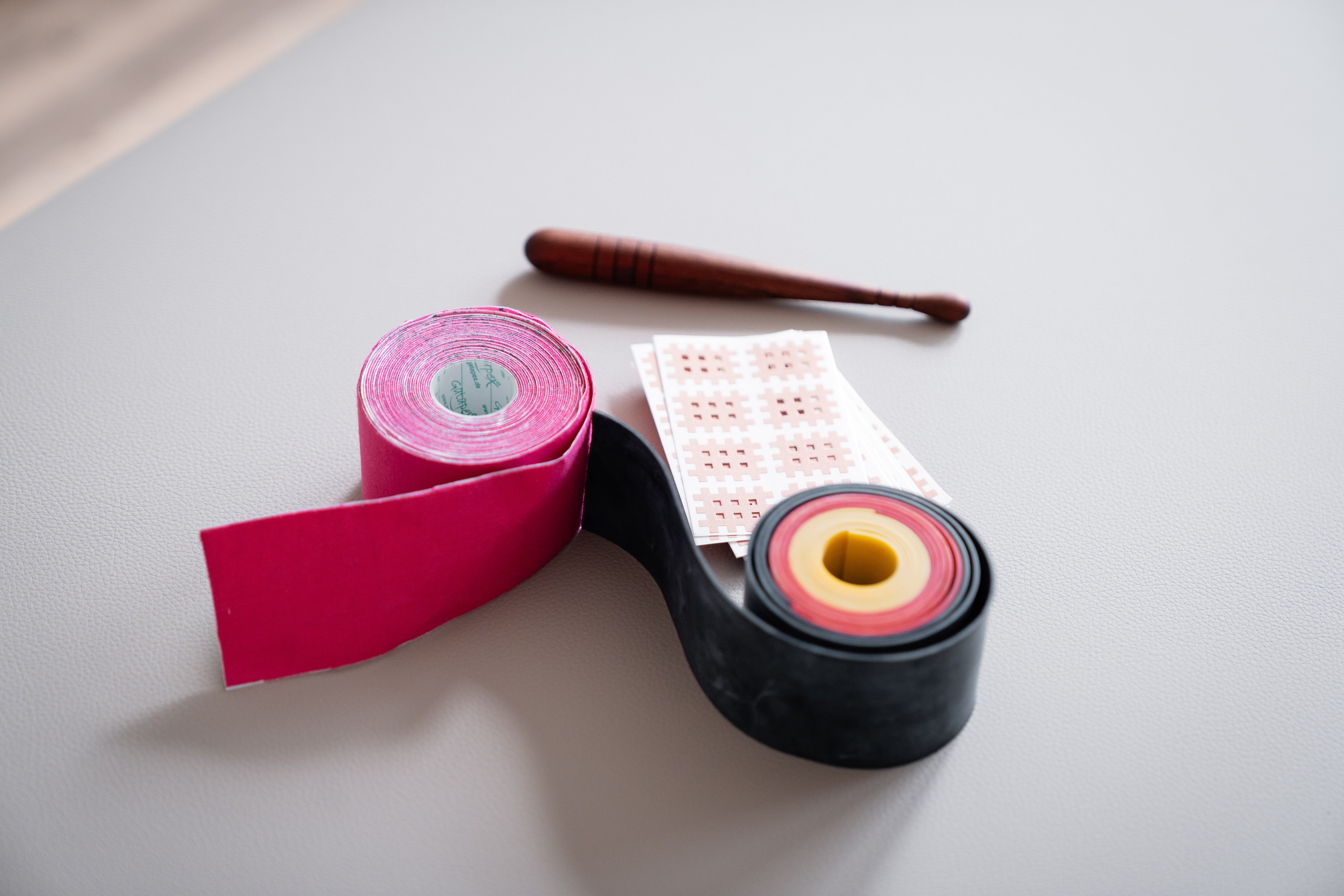 Kinesiotape und Medical Flossing Band als ergänzende Hilfsmittel in der Physiotherapiepraxis Inphynity Physio in Köln