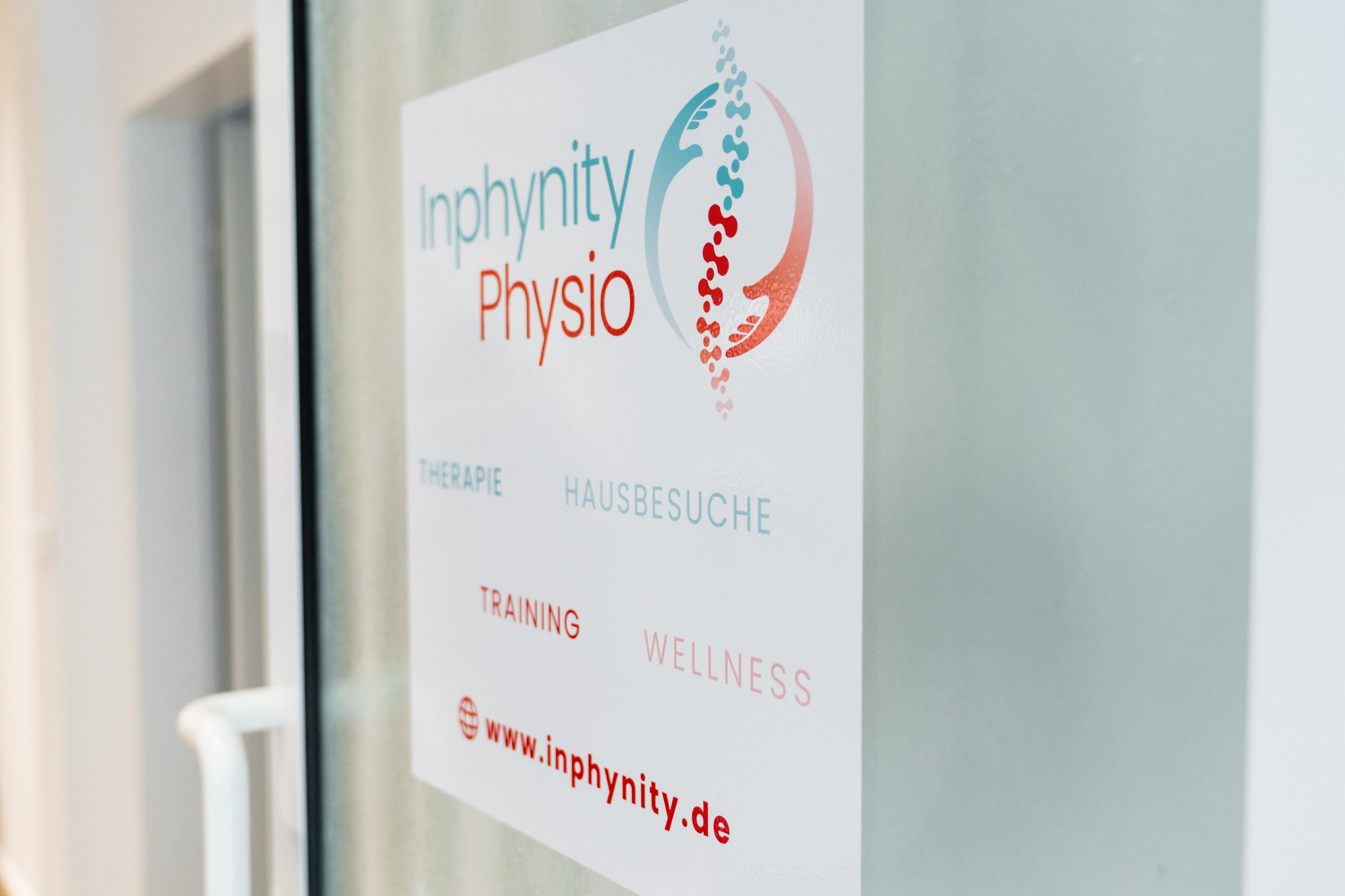 Eingangstür der Physiotherapiepraxis Inphynity Physio mit Logo in Köln