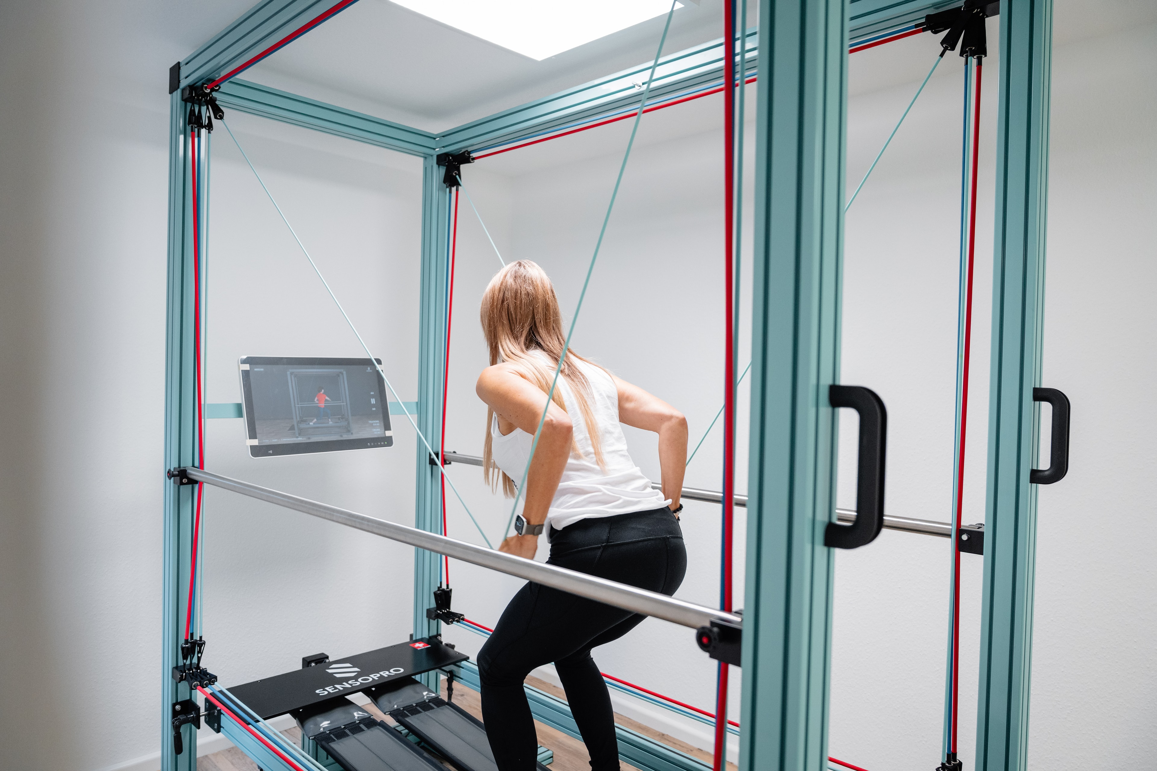 Sensomotorisches Training auf der Senso Pro zur Verbesserung von Koordination und Stabilität unter physiotherapeutischer Anleitung in Köln-Flittard